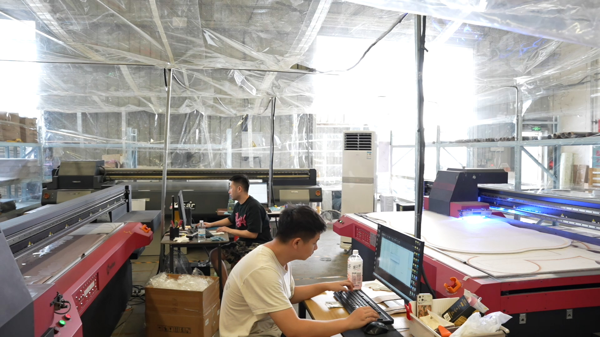 装饰材料加工设备与工作人员现场